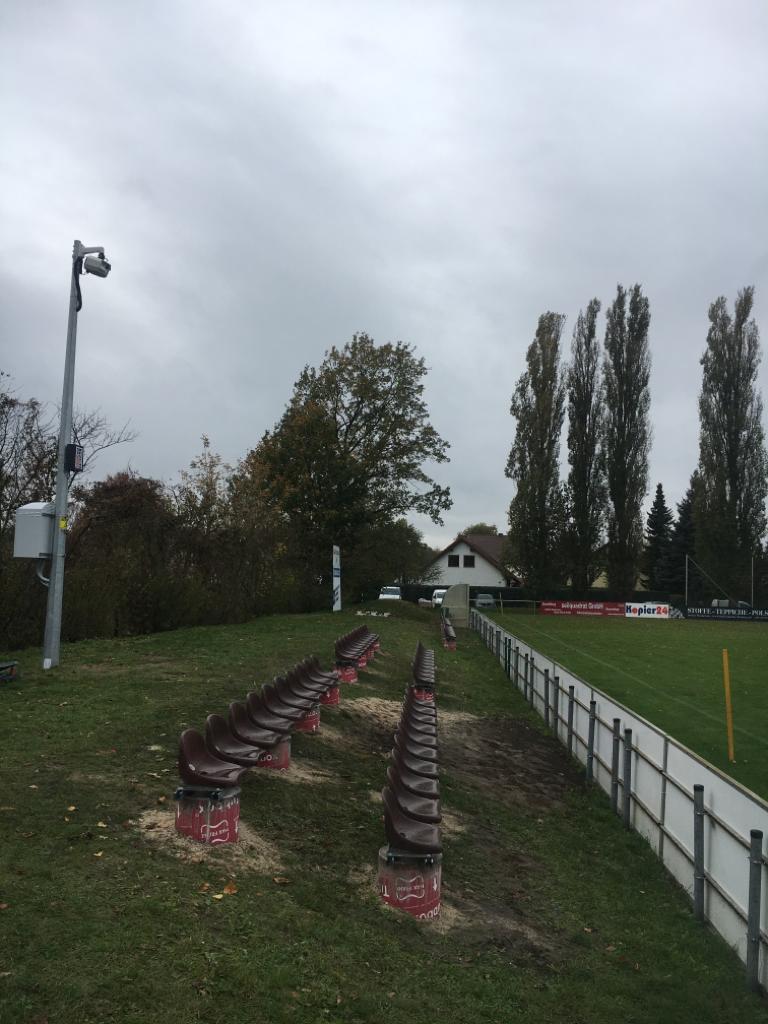 Tribüne vor Überdachung Tribüne
